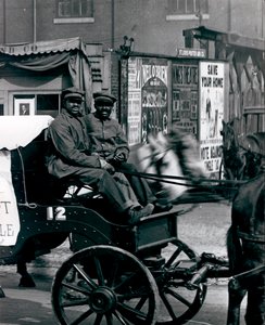 Conductores manejan un carro de cenizas de la ciudad en un desfile de equipos de saneamiento en la Calle Market de Unknown